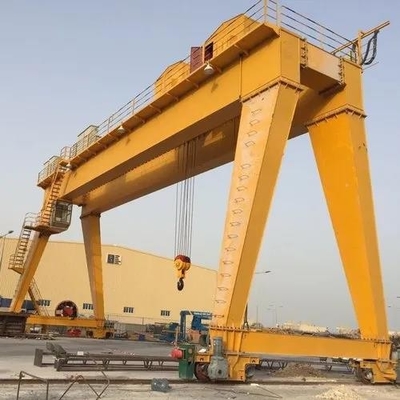 На открытом воздухе кран на козлах 32ton модельной конструкции MG в каменной фабрике