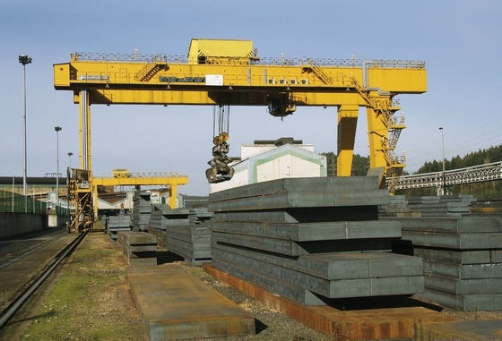 На открытом воздухе кран на козлах 32ton модельной конструкции MG в каменной фабрике