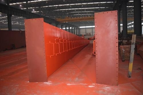 На открытом воздухе используя кран на козлах мастерской 10 тонн с вагонеткой подъема